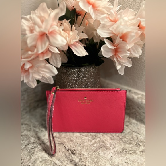 kate spade Handbags - Kate Spade NWOT Lucy Medium L-Zip Wristlet